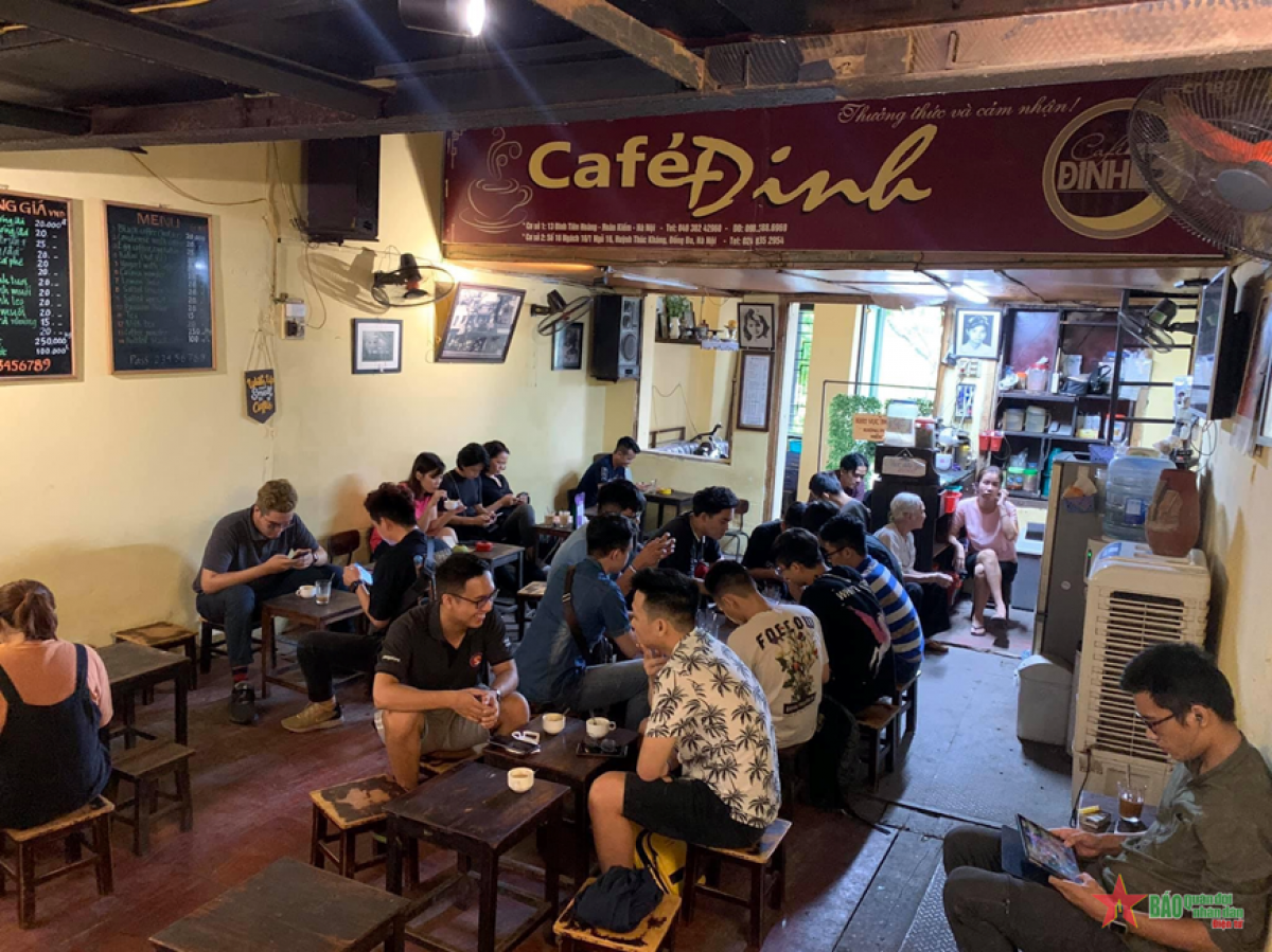 Ruang kedai kopi Dinh di Kota Hanoi (Foto: qdnd.vn)