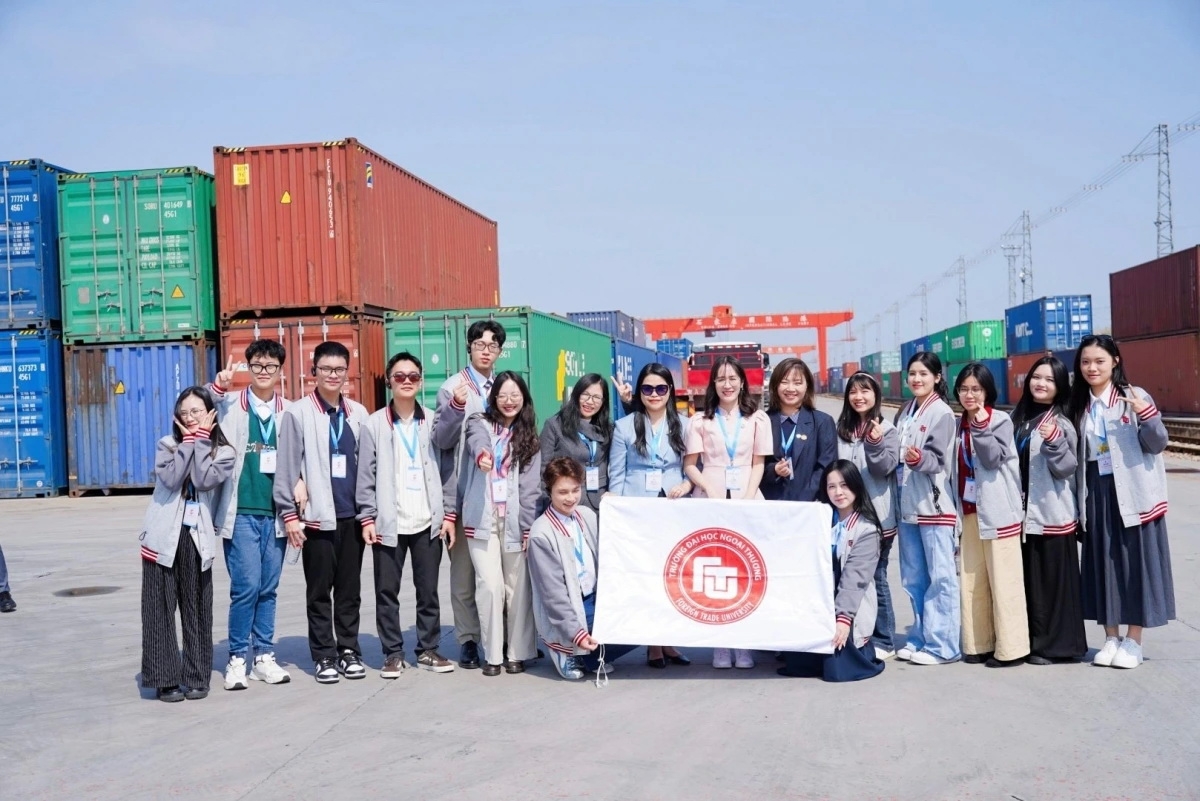 参观石家庄国际陆港。