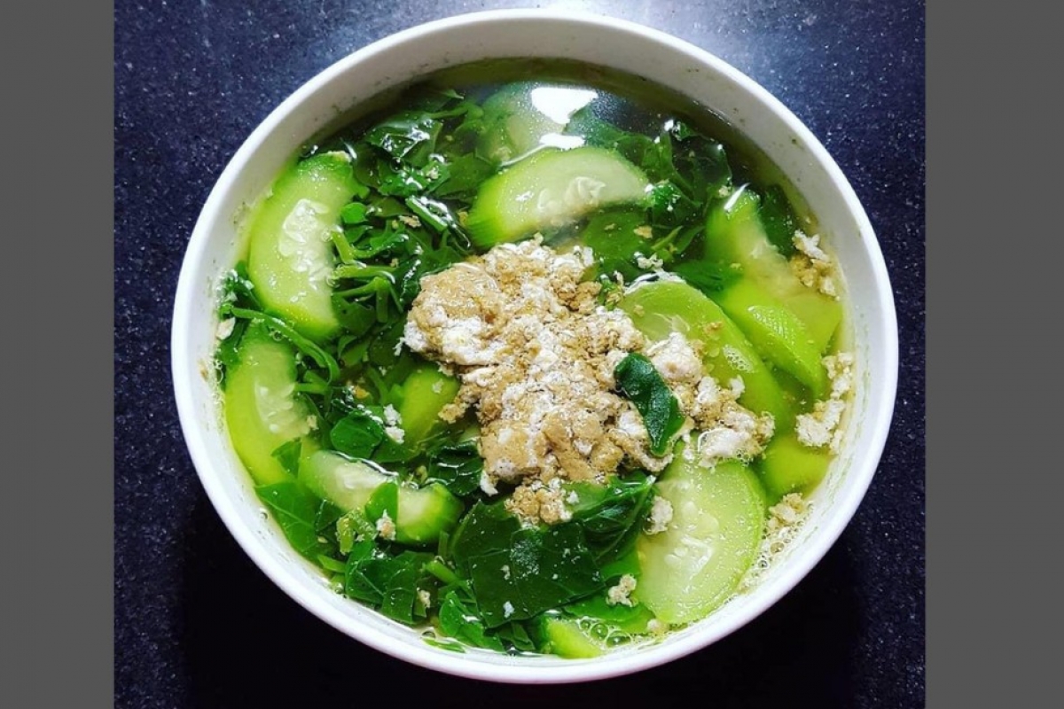 Sup kepiting sawah dengan daun molokhia - salah satu sup yang paling disukai masyarakat Vietnam pada musim panas (Foto: Internet)
