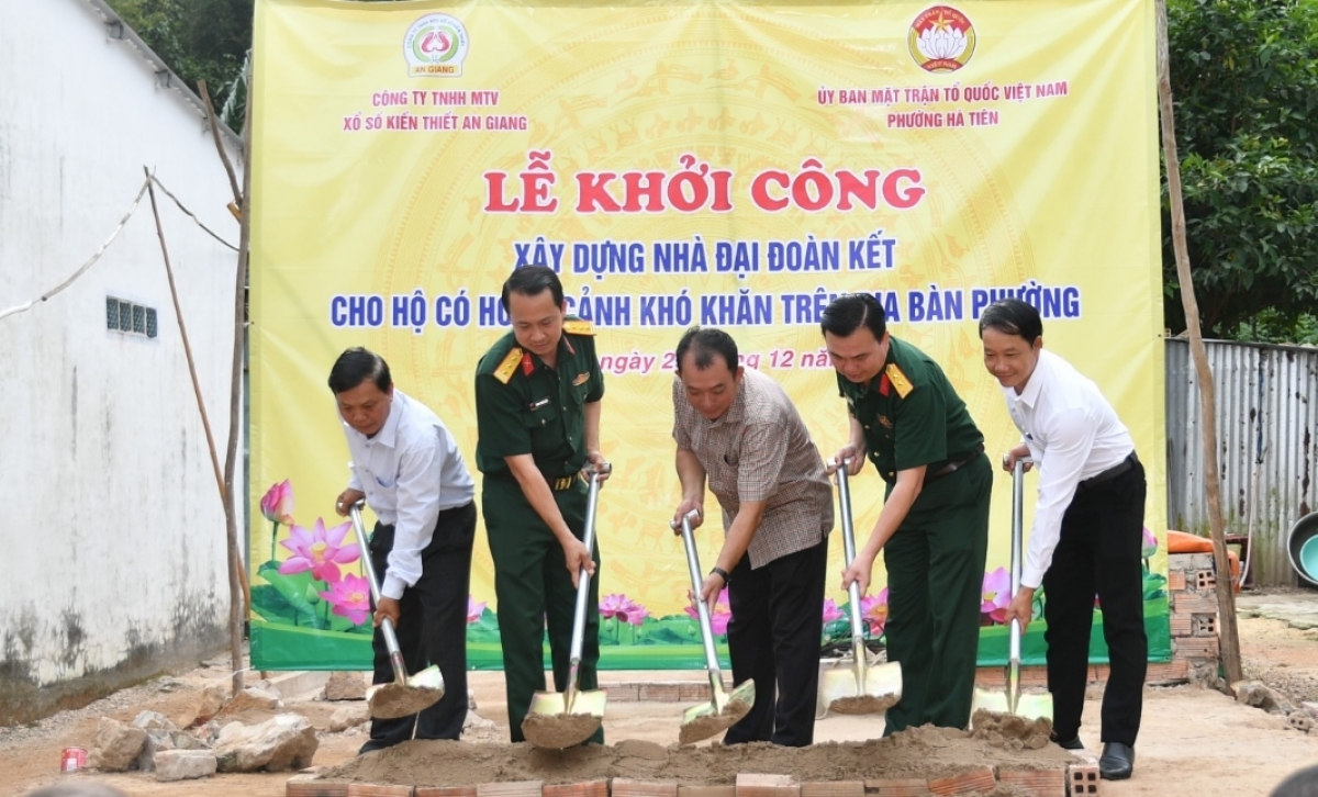 A ground-breaking ceremony to build houses of gratitude as part of the program for eliminating substandard housing campaign in An Giang province. (Photo: hatien.angiang.gov.vn)