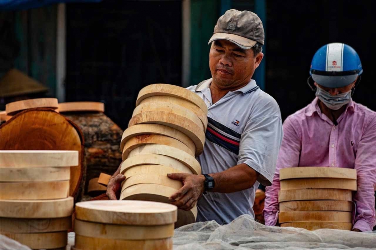 Desa kerajinan tersebut menyerap banyak pekerja untuk membuat talenan (Foto: VOV Perhubungan)