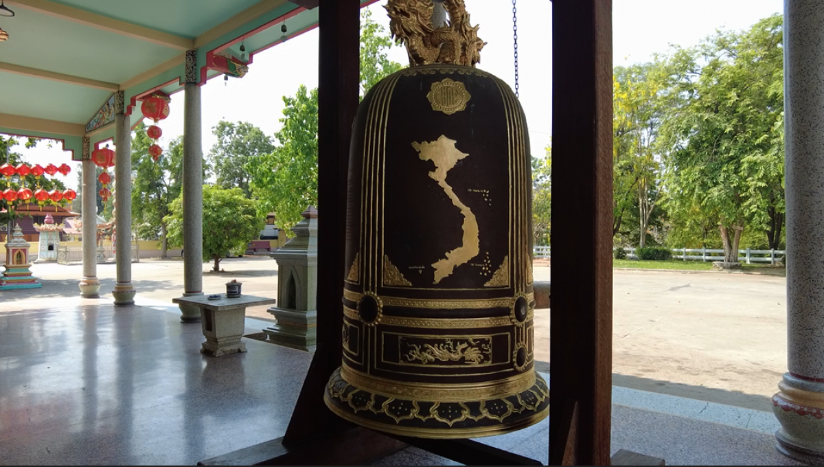 Chuông đồng với hoạ tiết bản đồ Việt Nam