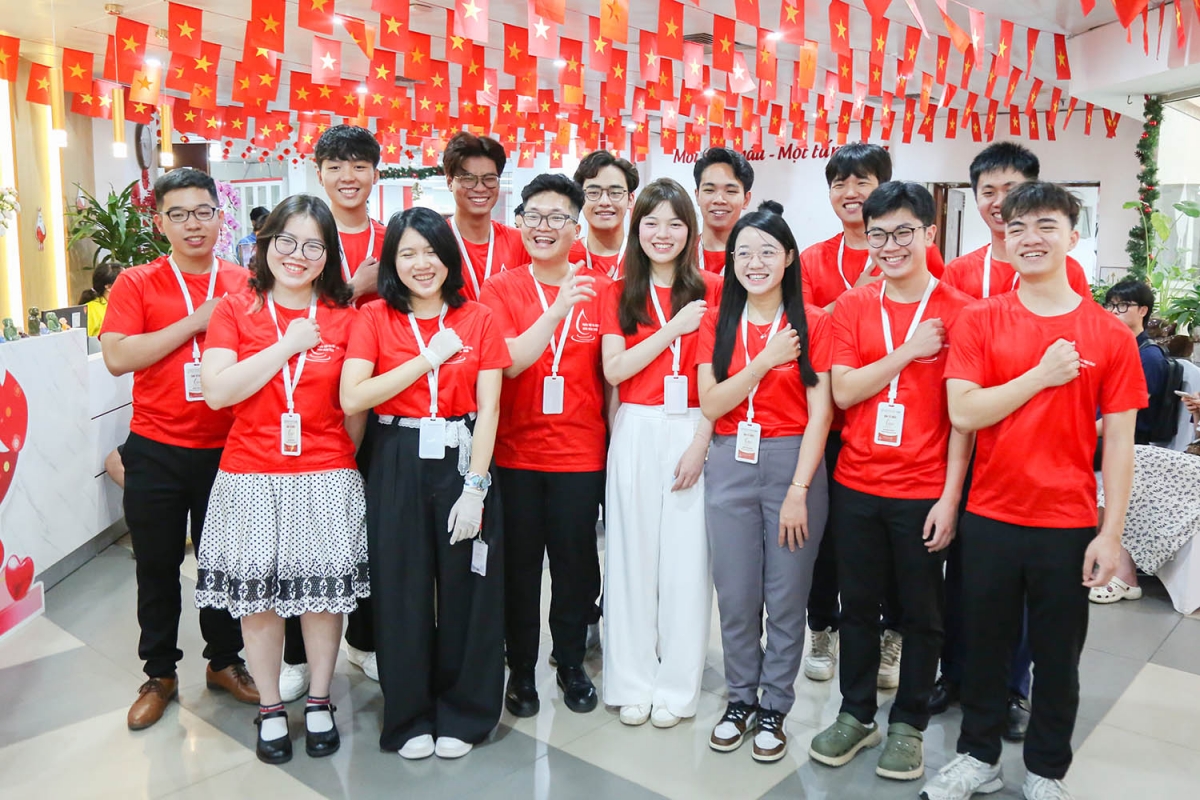 Du học sinh của 9 quốc gia tham gia vào chiến dịch hiến máu tình nguyện tại Hà Nội. Ảnh: FBNV