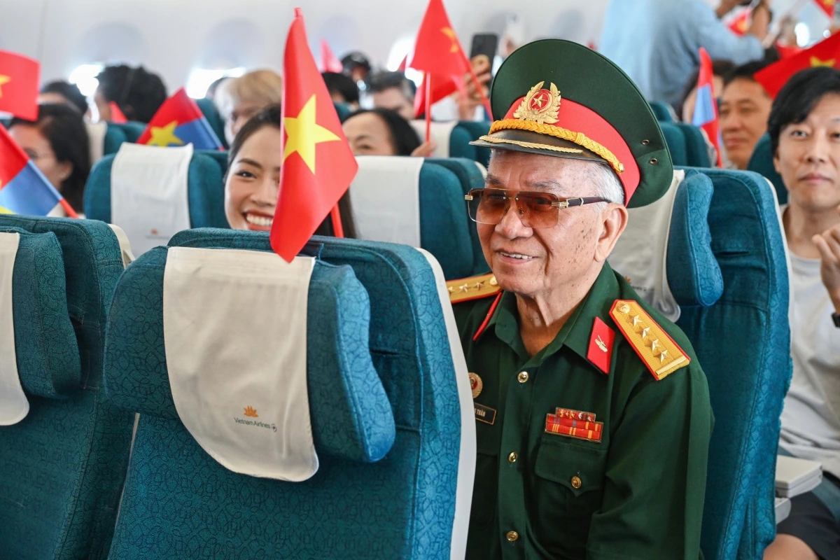 Hành trình ấy càng trở nên ý nghĩa hơn khi có mặt của những nhân vật đại diện cho các thế hệ, cùng nhau kể tiếp câu chuyện của dân tộc qua những lát cắt lịch sử. Qua những chia sẻ chân thành trên chuyến bay, lịch sử không còn là những ký ức xa xôi mà trở nên gần gũi, sống động, được truyền lại bằng chính trải nghiệm và niềm tin của những con người đã và đang góp phần viết tiếp hành trình phát triển của đất nước.