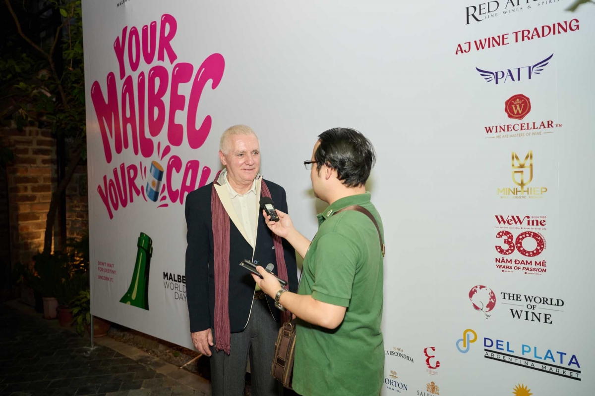 El embajador de Argentina en Vietnam, Marcos Antonio Bednarski, concede una entrevista a un reportero de la Voz de Vietnam. Foto: Embajada de Argentina en Vietnam