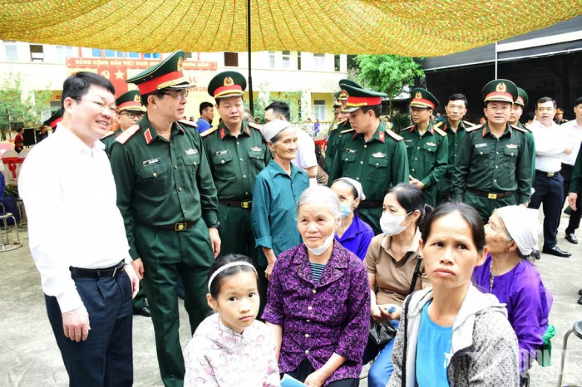 Các đại biểu thăm hỏi, động viên người dân đến khám bệnh. Ảnh: QĐND