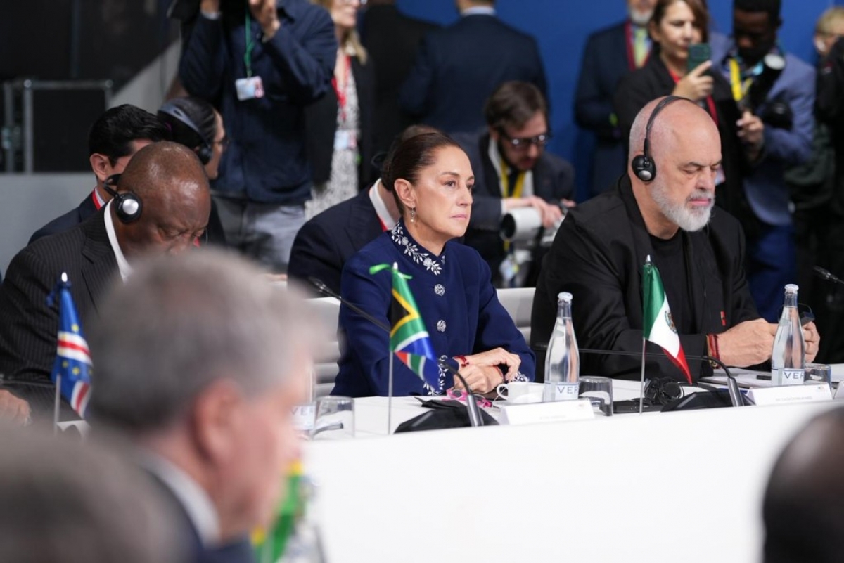 La presidenta de México, Claudia Sheinbaum, en una sesión de la IV Cumbre en Defensa de la Democracia en Barcelona. Foto: notirasa.com