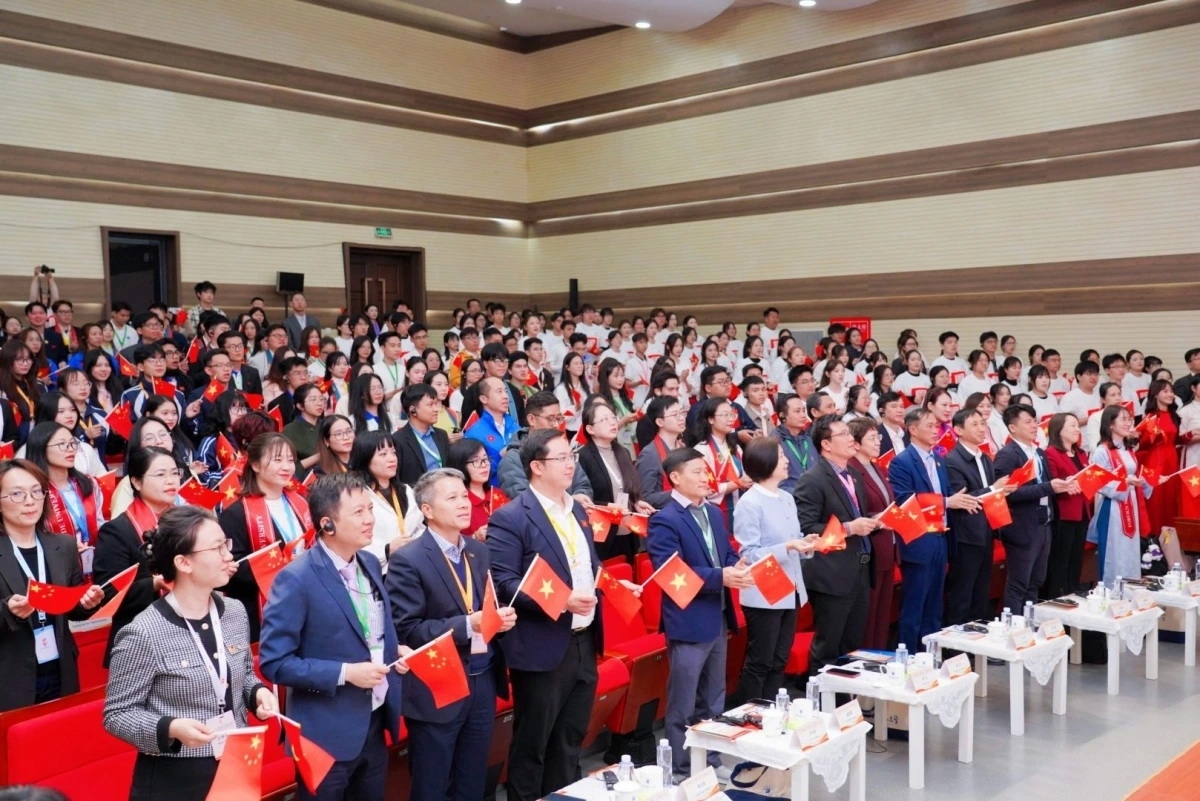 代表们出席“传承红色基因”中越青年演讲会。