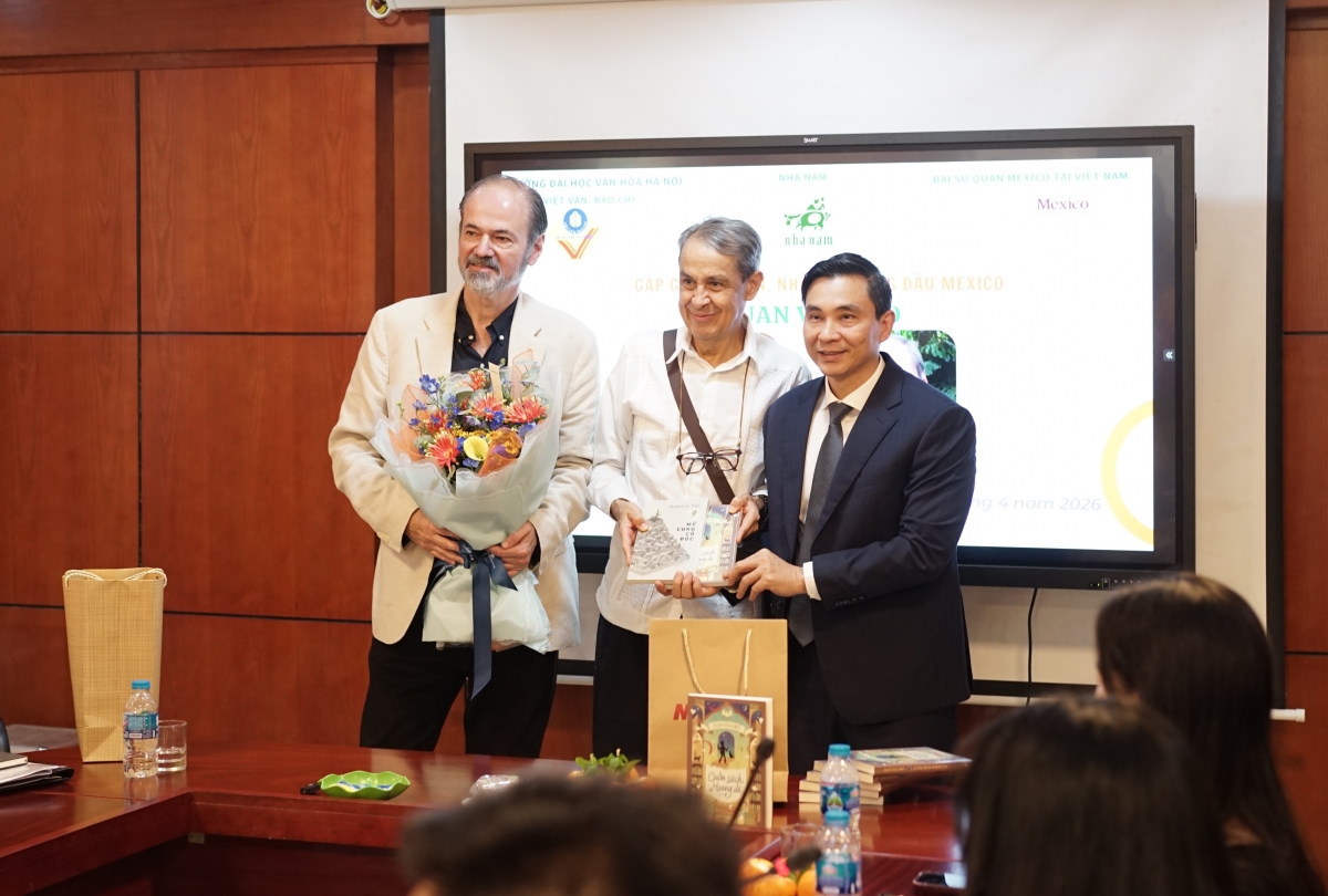El embajador de México en Hanói, Alejandro Negrín Muñoz (centro), junto al escritor mexicano Juan Villoro (izquierda). Foto: nhanam.vn