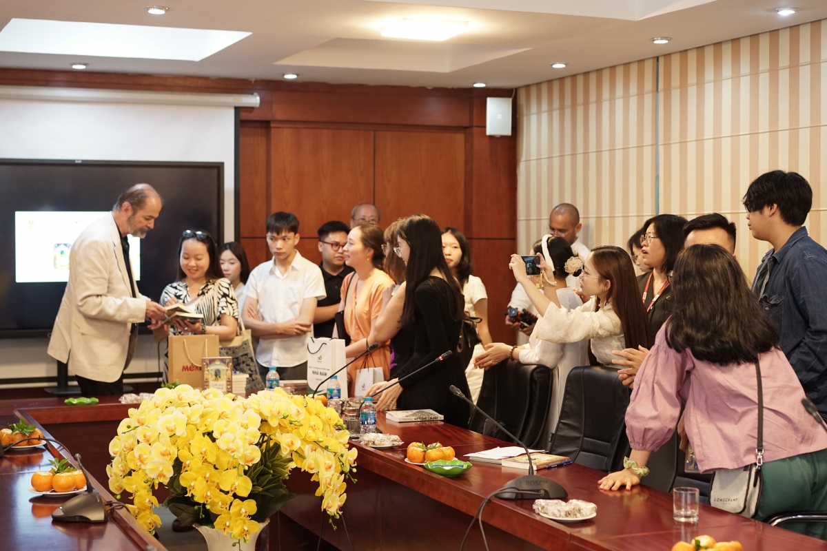 El escritor mexicano Juan Villoro firma ejemplares para estudiantes y jóvenes lectores. Foto: nhanam.vn