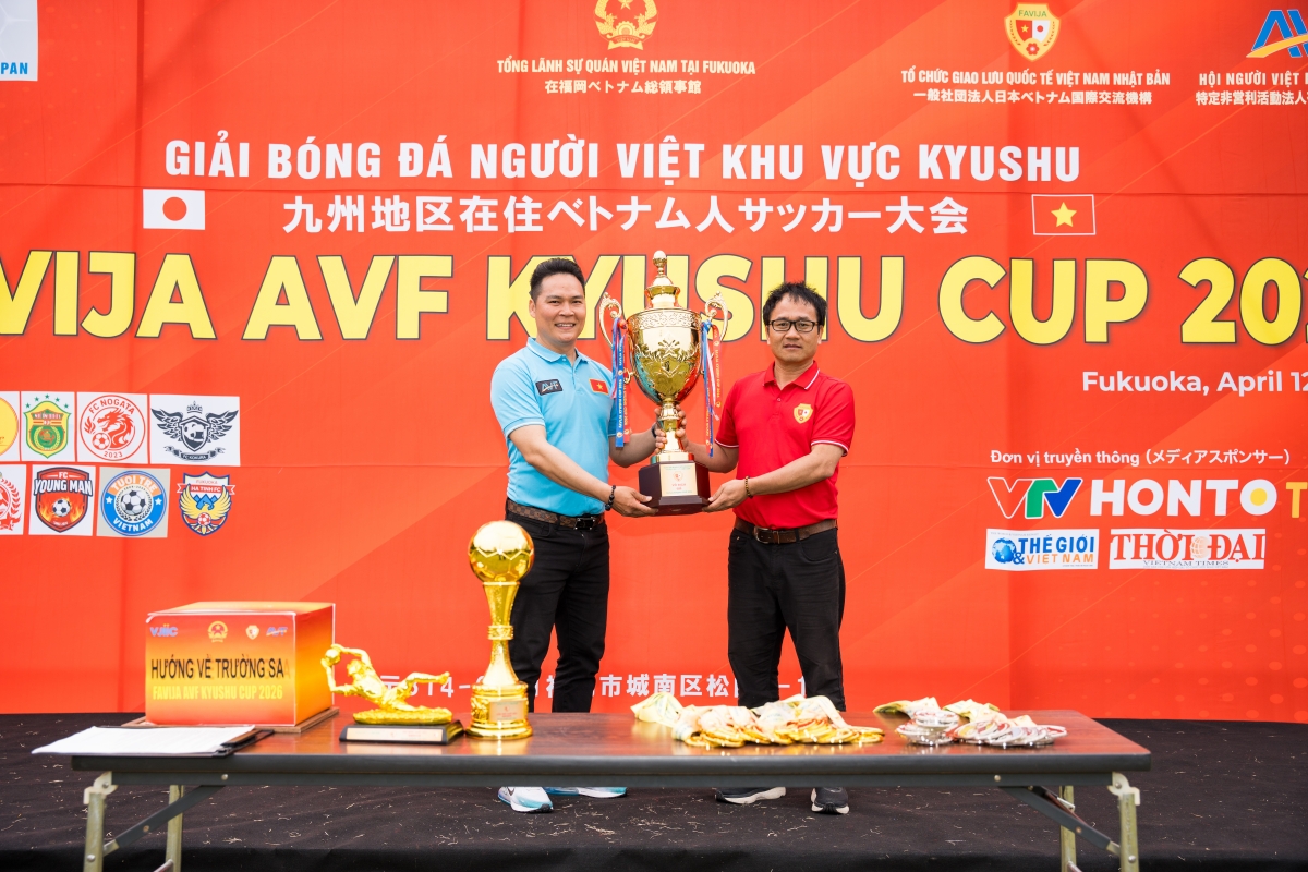 Ban tổ chức trao cúp và giải cho các đội tham gia thi đấu