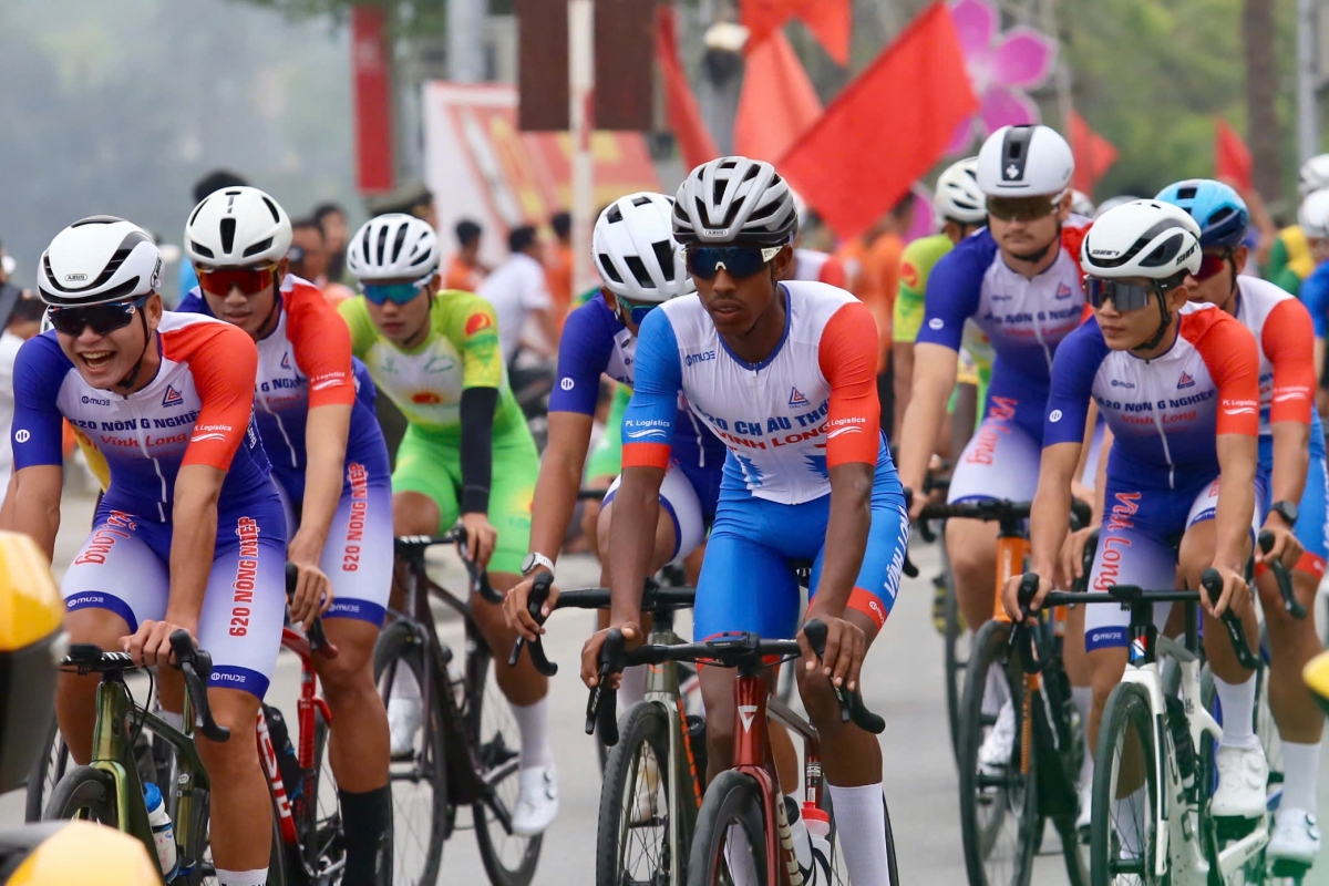 Am Radrennen um Fernsehsender-Pokal von Ho-Chi-Minh-Stadt 2026 nehmen 13 ausländischen Radfahrer teil. (Foto: tuoitre.vn)