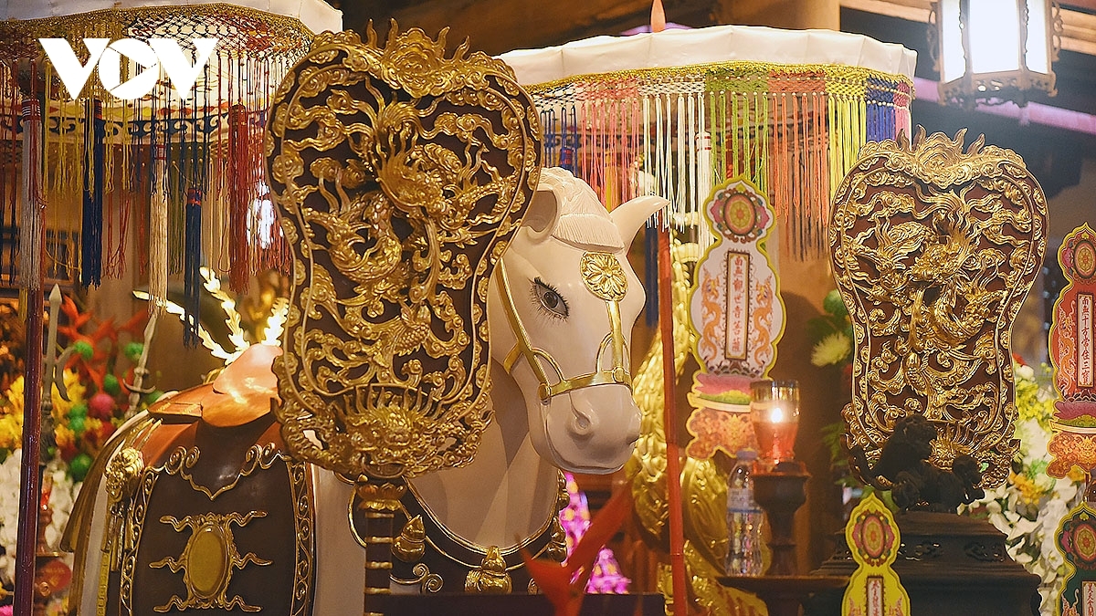 Thần còn được gọi là Bạch Mã Đại vương (vị thần ngựa trắng).