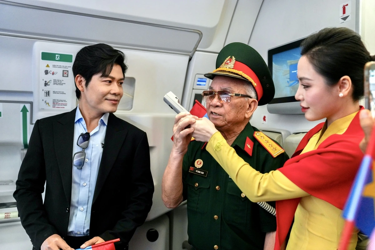 Đồng hành trên chuyến bay là đại úy, cựu chiến binh Vũ Đăng Toàn – nguyên Chính trị viên Đại đội 4, người chỉ huy xe tăng 390 húc đổ cánh cổng Dinh Độc Lập vào trưa 30/4/1975.