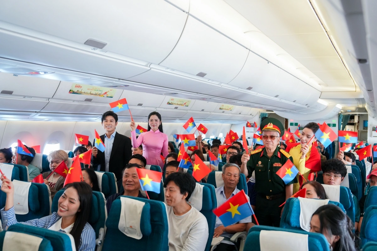 Qua những chia sẻ chân thành trên chuyến bay, lịch sử không còn là những ký ức xa xôi mà trở nên gần gũi, sống động, được truyền lại bằng chính trải nghiệm và niềm tin của những con người đã và đang góp phần viết tiếp hành trình phát triển của đất nước.