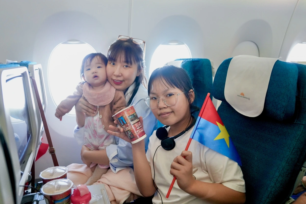 Trên chuyến bay, hành khách đều nhận được những món quà là những cốc trà sữa được thiết kế đặc biệt chào mừng ngày 30/4. Với Vietnam Airlines, mỗi chuyến bay không đơn thuần là hành trình kết nối các điểm đến mà còn là nhịp cầu lan tỏa những giá trị tốt đẹp, gắn kết con người với những giá trị văn hóa, lịch sử và tinh thần dân tộc. Trong nhiều năm qua, Hãng đã triển khai nhiều hoạt động ý nghĩa gắn với các dấu mốc quan trọng của đất nước, qua đó góp phần lan tỏa hình ảnh một Việt Nam hòa bình, hội nhập, giàu bản sắc và không ngừng phát triển.