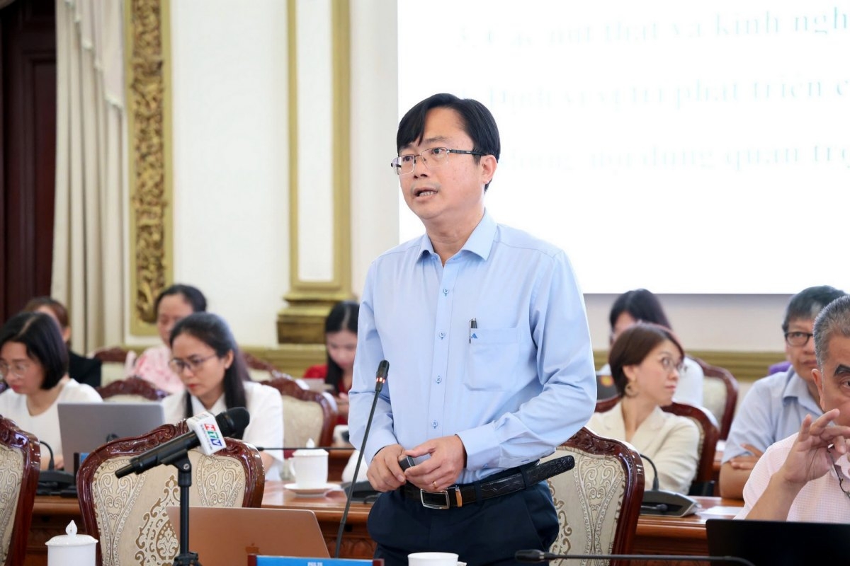 សាស្ត្រាចារ្យរង លោកវេជ្ជបណ្ឌិត ដូ ភូ ត្រាន់ទីញ សាកលវិទ្យាល័យសេដ្ឋកិច្ច និងច្បាប់ សាកលវិទ្យាល័យជាតិវៀតណាម ទីក្រុងហូជីមិញ (រូបថត៖ VOV-TP.HCM)