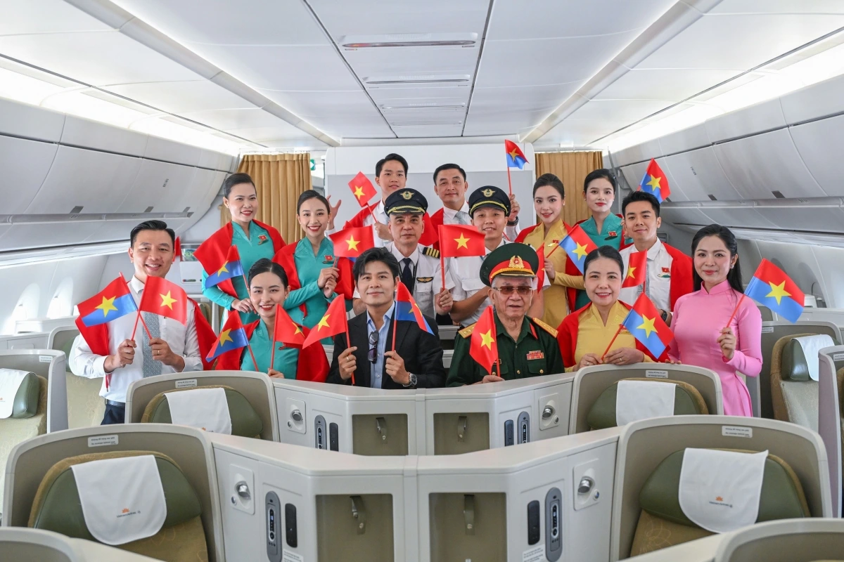Đại diện Vietnam Airlines, mỗi chuyến bay không đơn thuần là hành trình kết nối các điểm đến mà còn là nhịp cầu lan tỏa những giá trị tốt đẹp, gắn kết con người với những giá trị văn hóa, lịch sử và tinh thần dân tộc. Chuyến bay “Bay cao cùng khát vọng Việt Nam” nhân dịp 30/4 là sự tiếp nối cho định hướng đó, nơi hoạt động của hãng được gắn kết với trách nhiệm xã hội, với tinh thần tri ân và khát vọng phụng sự. Qua mỗi hành trình, Vietnam Airlines không chỉ chuyên chở hành khách mà còn chuyên chở niềm tự hào dân tộc, tinh thần đoàn kết và khát vọng vươn lên mạnh mẽ của Việt Nam trên bầu trời khu vực và thế giới.