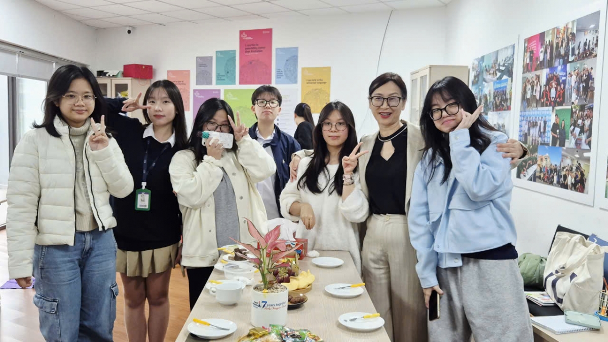 Cô trò trường Hanoi Adelaide School (H.AS). Ảnh nvcc
