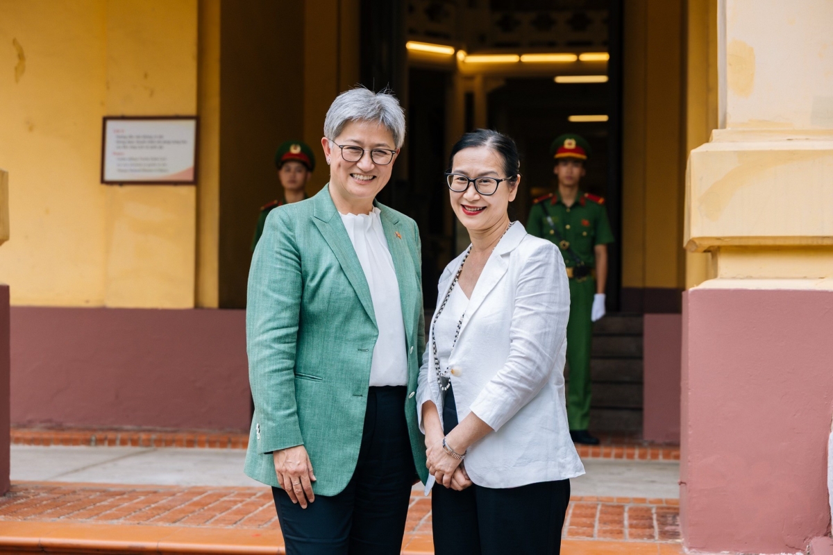 Cô giáo Phạm Thị Cúc Hà với Bộ trưởng Ngoại giao Australia, Bà Penny Wong.<br>
Ảnh nvcc