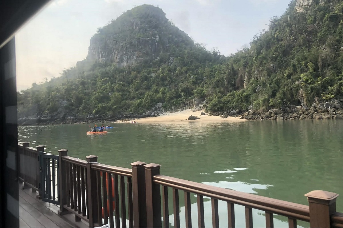 Bãi tắm tự nhiên, nhìn từ đường đi bộ trên biển từ nhà bè.
