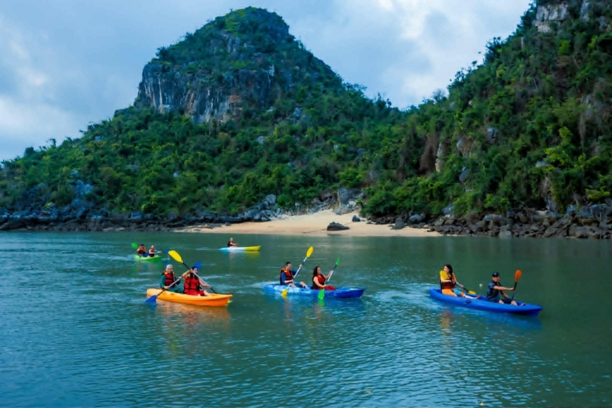 Du khách trải nghiệm chèo thuyền kayak trong vịnh sau nhà bè.