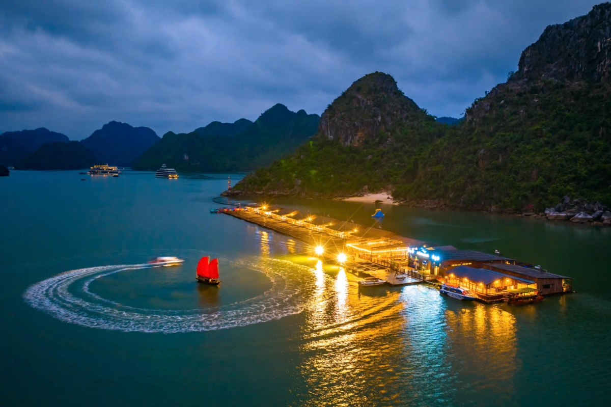 Nhà bè Hải Phong về đêm - Ảnh: NSNA Đông Giang