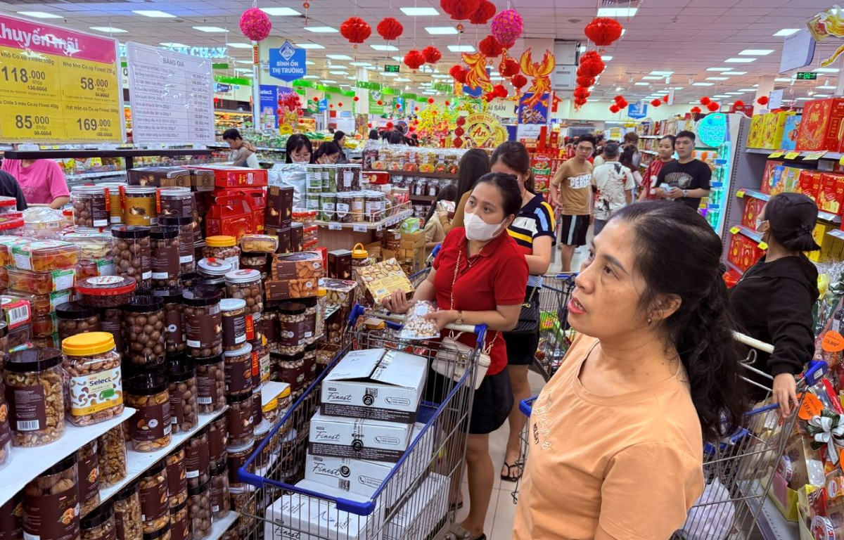 Hàng Việt chiếm tỷ lệ hơn 90% trên quầy kệ của 800 điểm bán hàng của Co.opmart trên toàn quốc - Ảnh: Lệ Hằng
