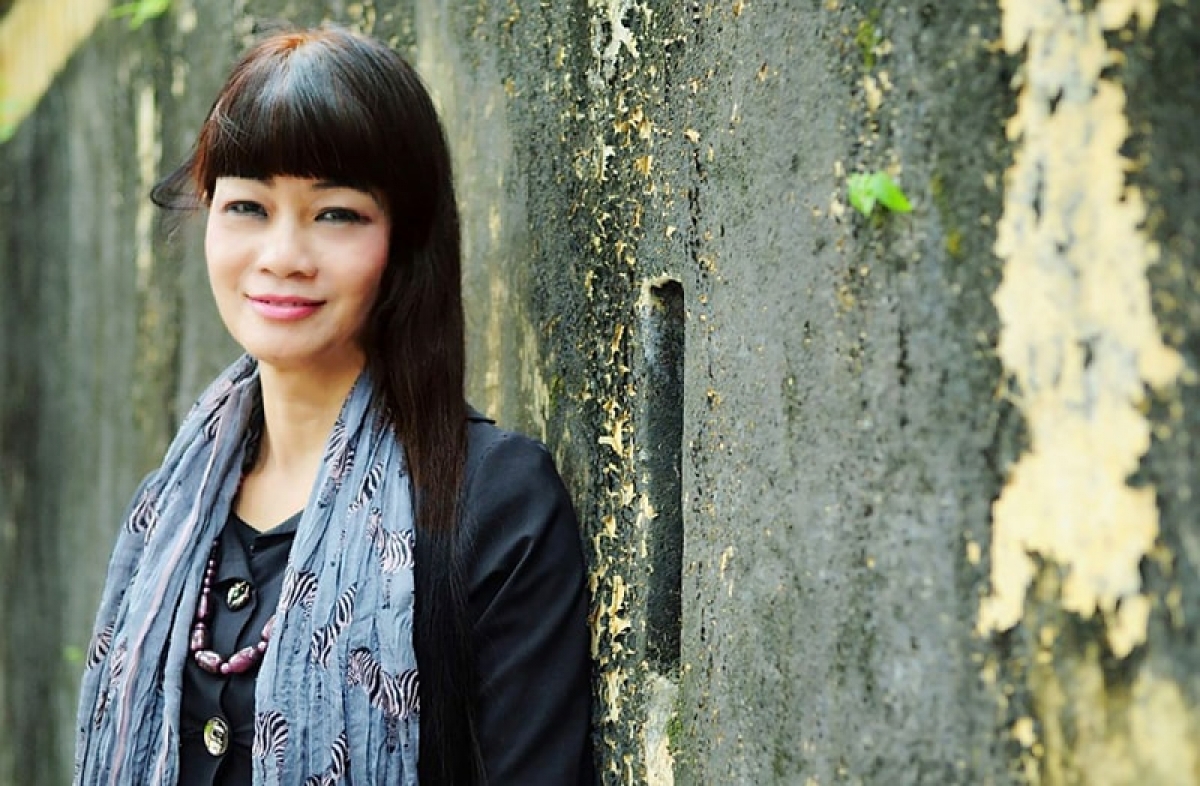 Nhà văn Võ Thị Xuân Hà và tác phẩm “Câu chuyện của Nàng Thê”. Ảnh: hanoimoi.vn