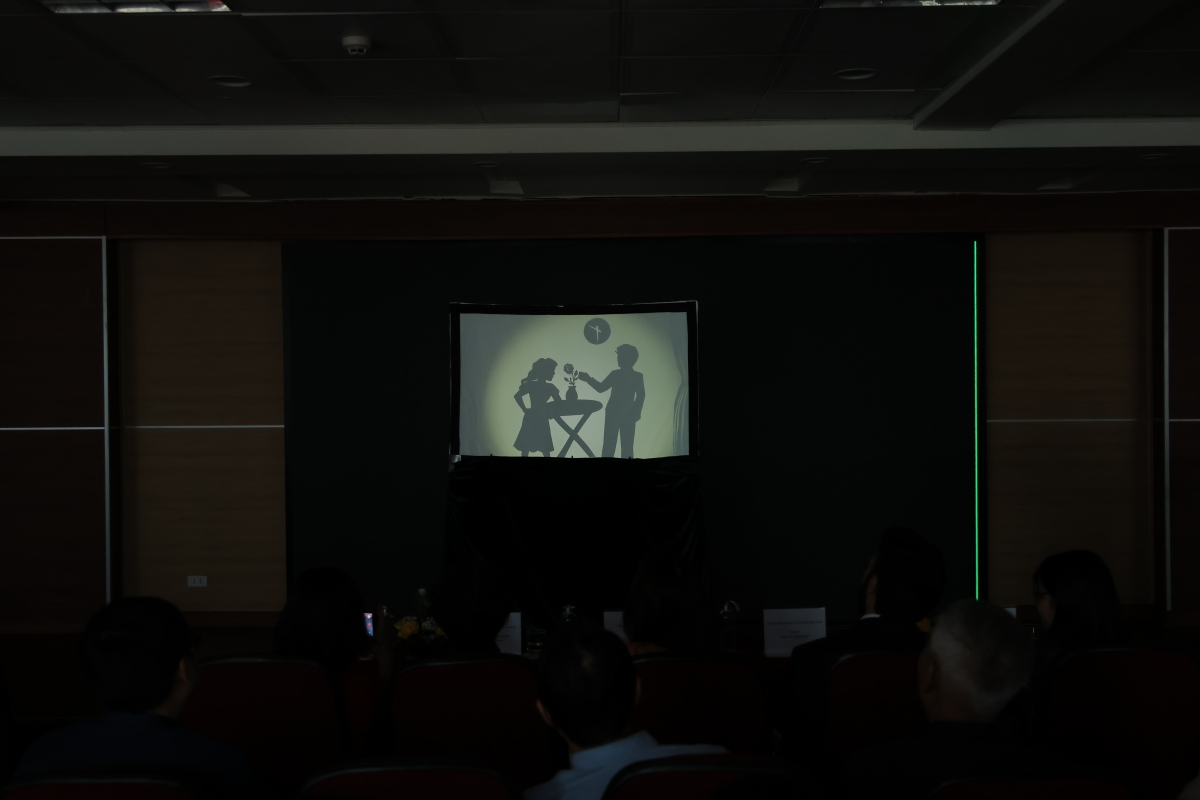 Una escena del espectáculo de sombras chinescas de Tran Minh Son que le lleva a ganar el primer premio del concurso de talento “Estrella Hispana”. (Foto: HANU)