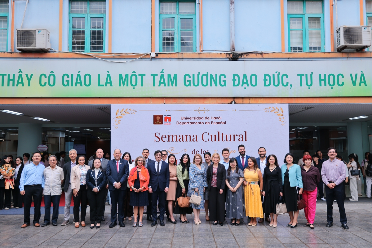 Los principales delegados al acto inaugural de la Semana Cultural de los Países Hispanohablantes 2026. (Foto: HANU)