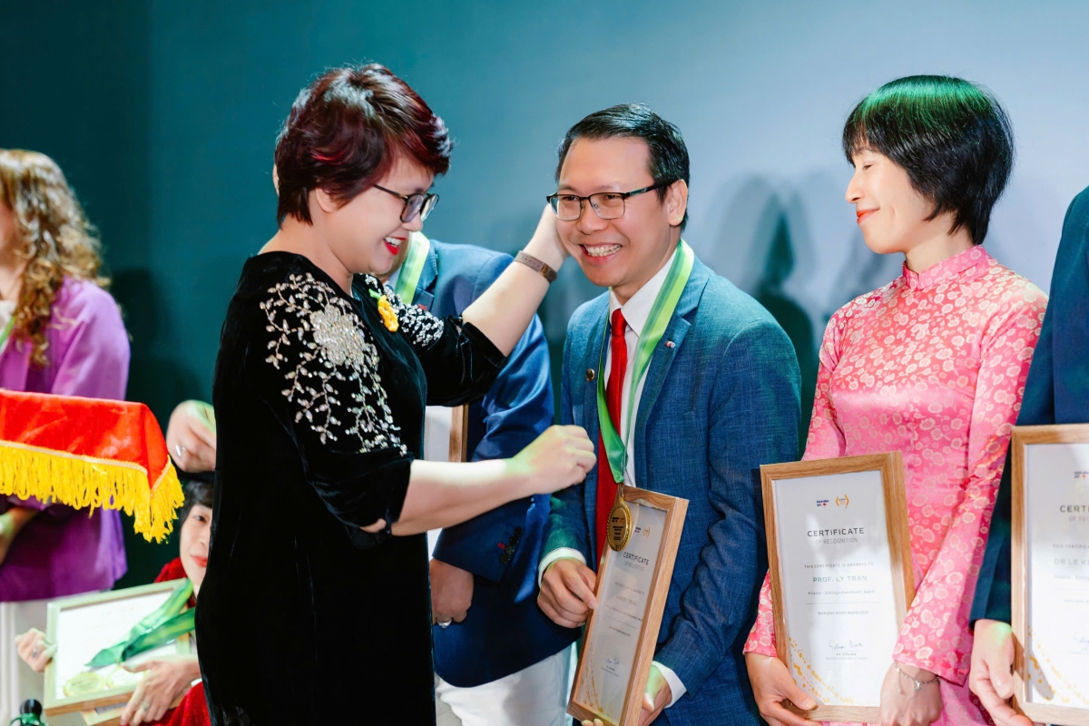 Harry Trần đạt giải thưởng Alumni (cựu lưu học sinh Australia) có đóng góp xuất sắc thúc đẩy quan hệ, hợp tác giữa 2 nước Australia - Việt Nam. Ảnh nvcc