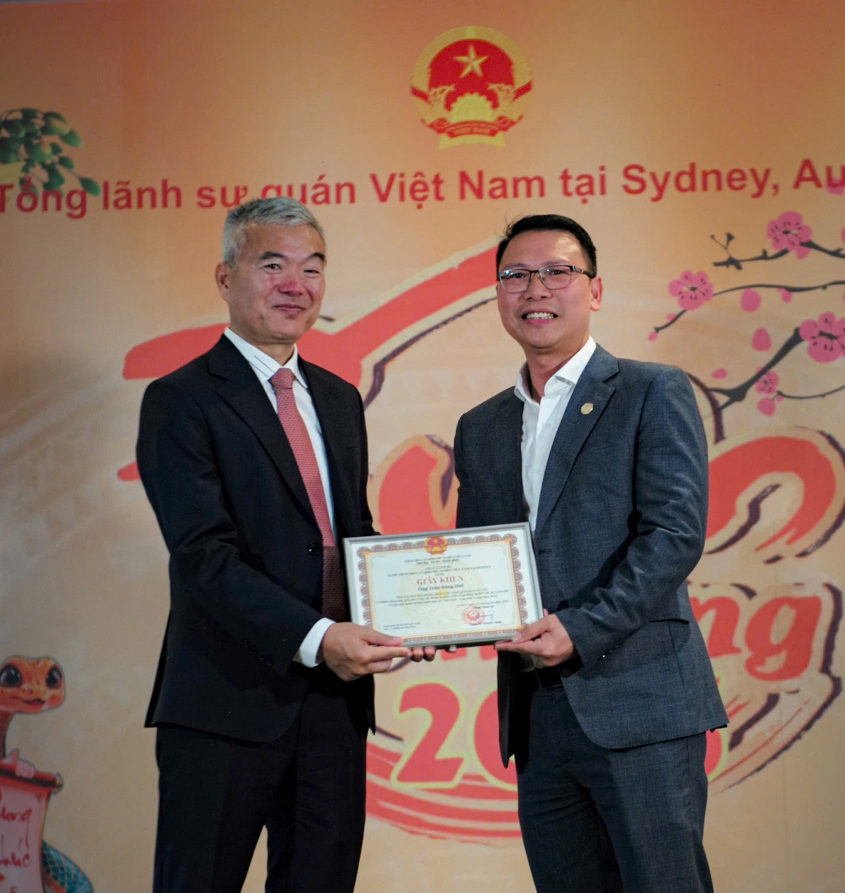 Tổng lãnh sự Việt Nam tại Sydney trao giấy khen cho doanh nhân Harry Trần (Trần Đăng Huệ vì có những đóng góp tích cực trong xây dựng và phát triển cộng đồng tại Australia và cho mối quan hệ hợp tác Việt Nam - Australia. Ảnh nvcc