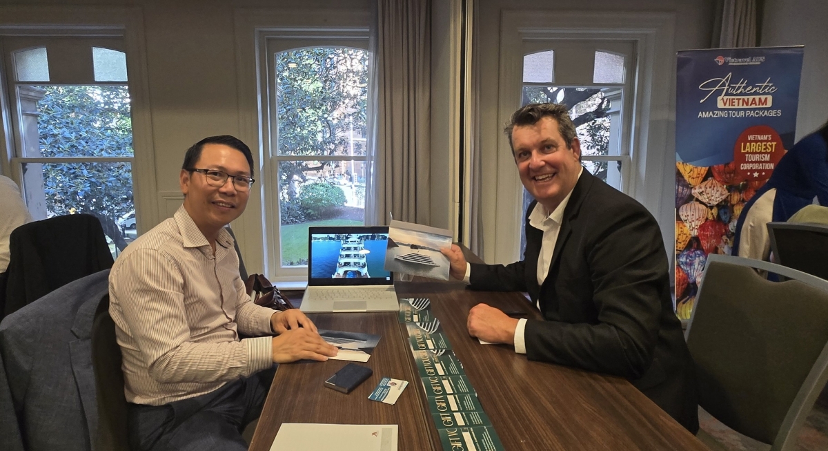 Harry Trần và đối tác lữ hành Australia. Ảnh nvcc