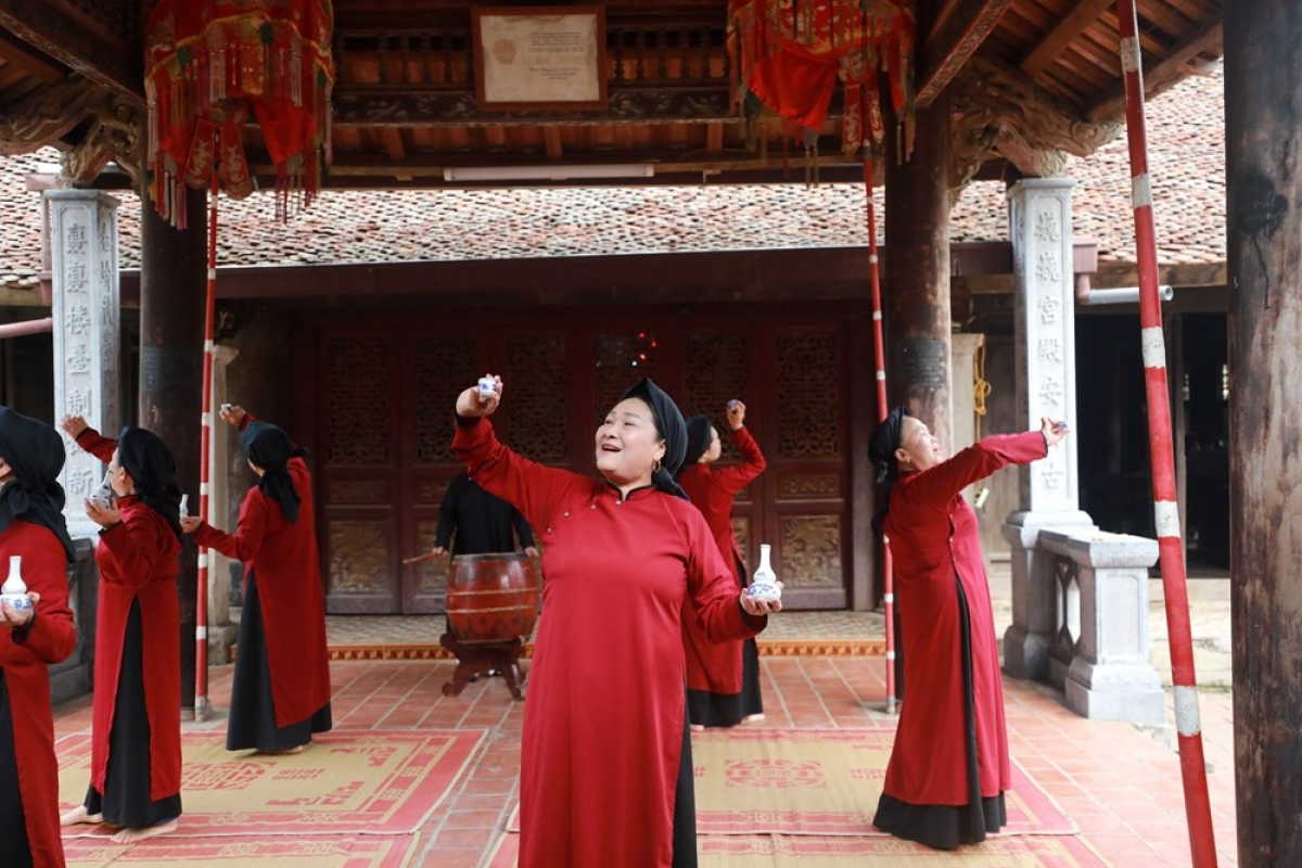Nghệ nhân nhân dân Nguyễn Thị Lịch - trùm phường nữ ở làng An Thái, đang dẫn dắt một phường Xoan với 117 thành viên nhỏ nhất 4 tuổi và cao tuổi nhất là 90 tuổi.