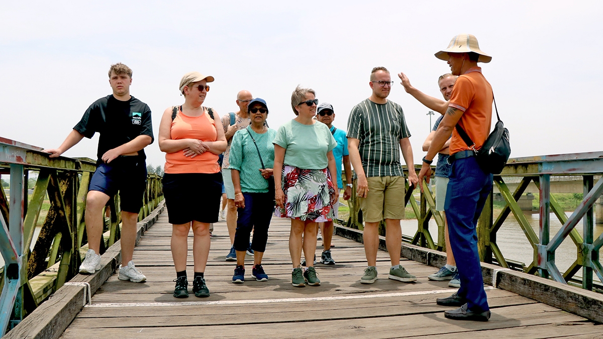 ភ្ញៀវទេសចរអន្តរជាតិមកទស្សនា និងស្វែងយល់អំពីប្រវត្តិសាស្ត្រនៅស្ពាន​ហៀនលឿង - ឥឡូវនេះជាគោលដៅសម្រាប់ការអប់រំសន្តិភាពសម្រាប់មិត្តភក្តិជុំវិញពិភពលោក។ រូបថត៖ Vinh Thong/VOV-ភាគ​កណ្តាល