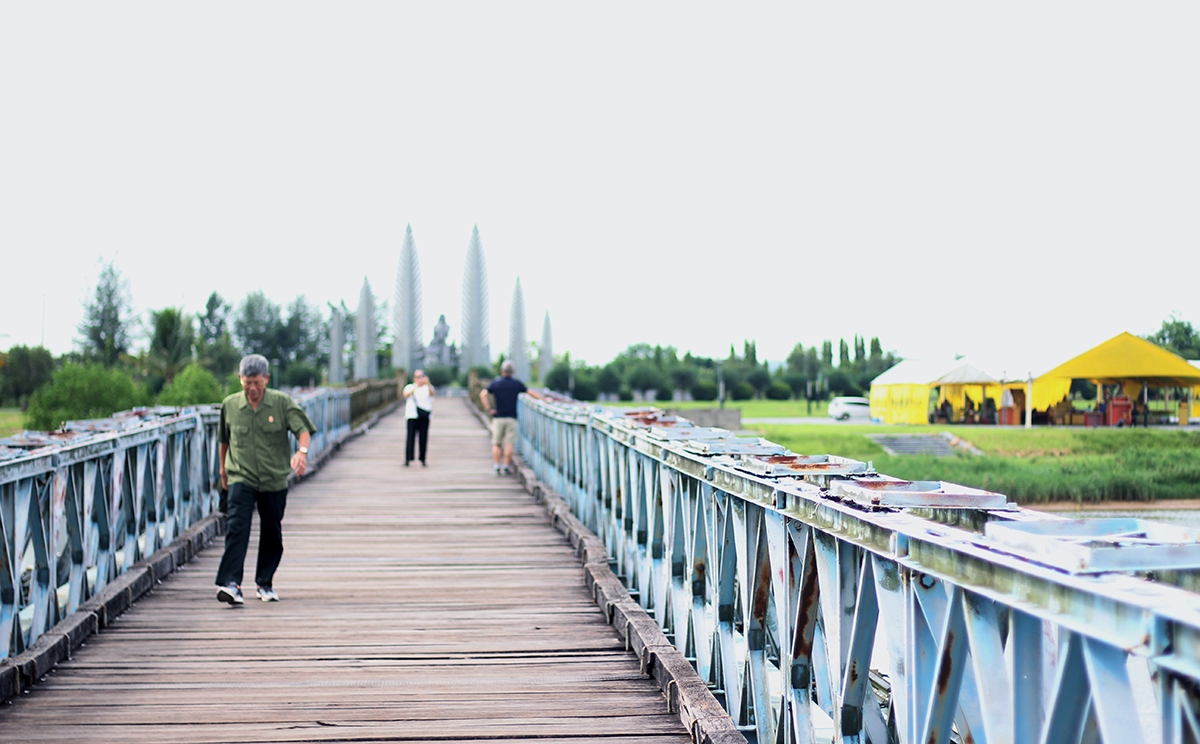 មនុស្សម្នា​តែងតែនិយាយថា ហៀនលឿង គឺជាស្ពានវែងបំផុតនៅលើពិភពលោក។ ពីព្រោះ ដើម្បីឆ្លងកាត់ទន្លេ​ដែលមានប្រវែងតិចជាង ២០០ ម៉ែត្រនេះ ប្រជាជាតិវៀតណាមត្រូវចំណាយពេល ២១ ឆ្នាំ ជាមួយនឹងបំណងប្រាថ្នាដ៏ខ្លាំងក្លាសម្រាប់ការបង្រួបបង្រួម​ប្រទេស​ជាតិ។