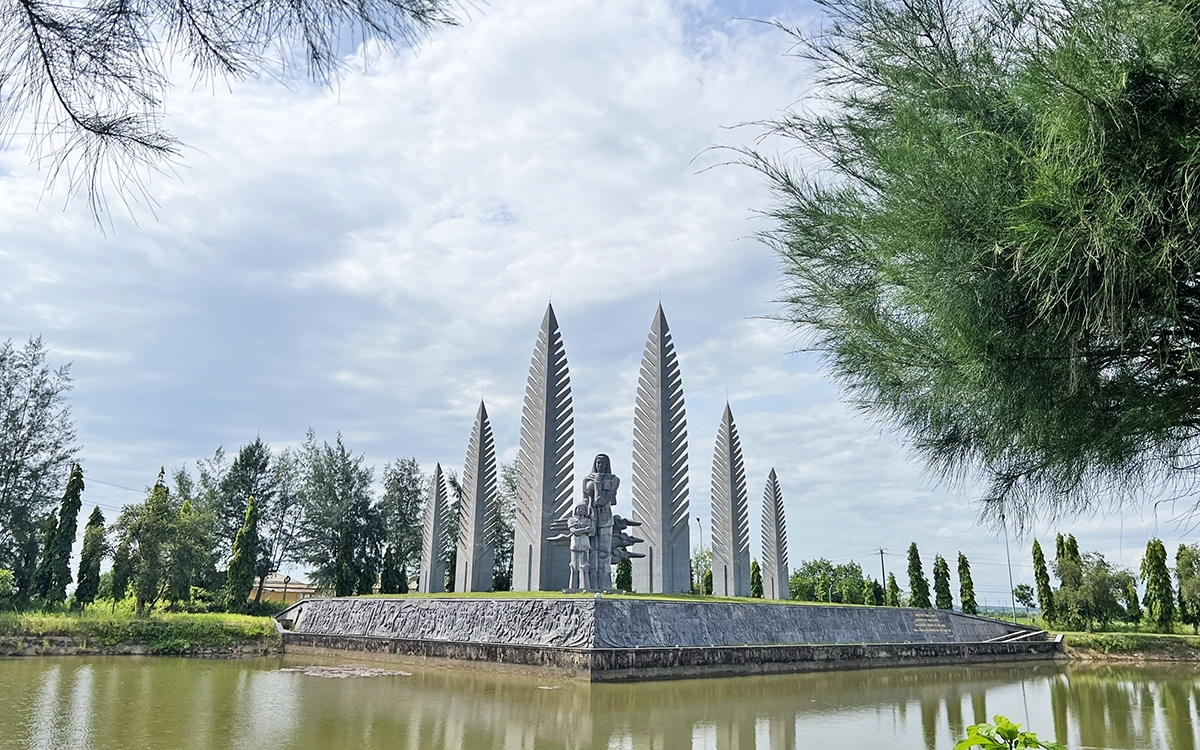 វិមាន "សេចក្តីប្រាថ្នាបង្រួបបង្រួម" នៅលើច្រាំងខាងត្បូងនៃទន្លេបេនហៃ - រូបភាពរបស់អ្នក​ម្តាយ និងកូនដែលសម្លឹងមើលទៅទិស​ខាងជើង បាន​ពណ៌នាអំពីការឈឺចាប់នៃការបែកបាក់ និងជំនឿលើថ្ងៃមួយ​ដែលប្រទេសជាតិ​ត្រូវបាន​បង្រួបបង្រួមឡើងវិញ។