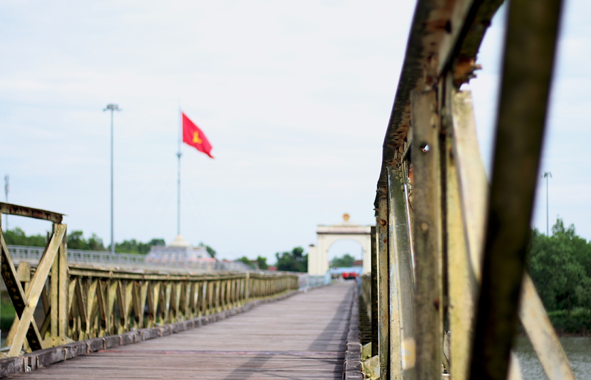 ស្ពានហៀនលឿង និងចុងខាងជើងនៃស្ពានមើលពីចុង​ខាងត្បូង។