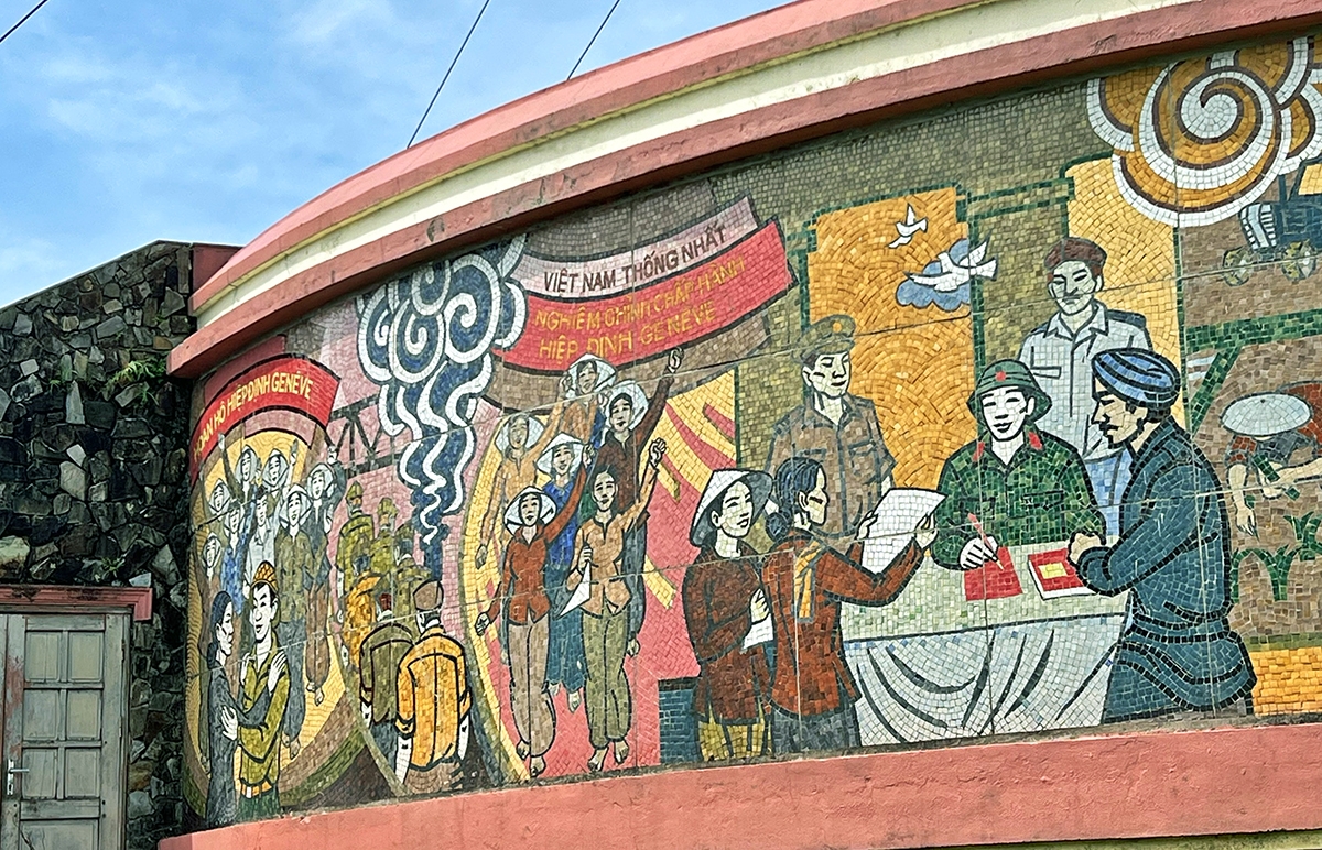 គំនូរសេរ៉ាមិចនៅគល់​បង្គោលទង់ជាតិ ហៀនលឿង បាន​ពណ៌នាអំពីប្រវត្តិសាស្ត្រ និងសេចក្តីប្រាថ្នារបស់ហៀនលឿង។