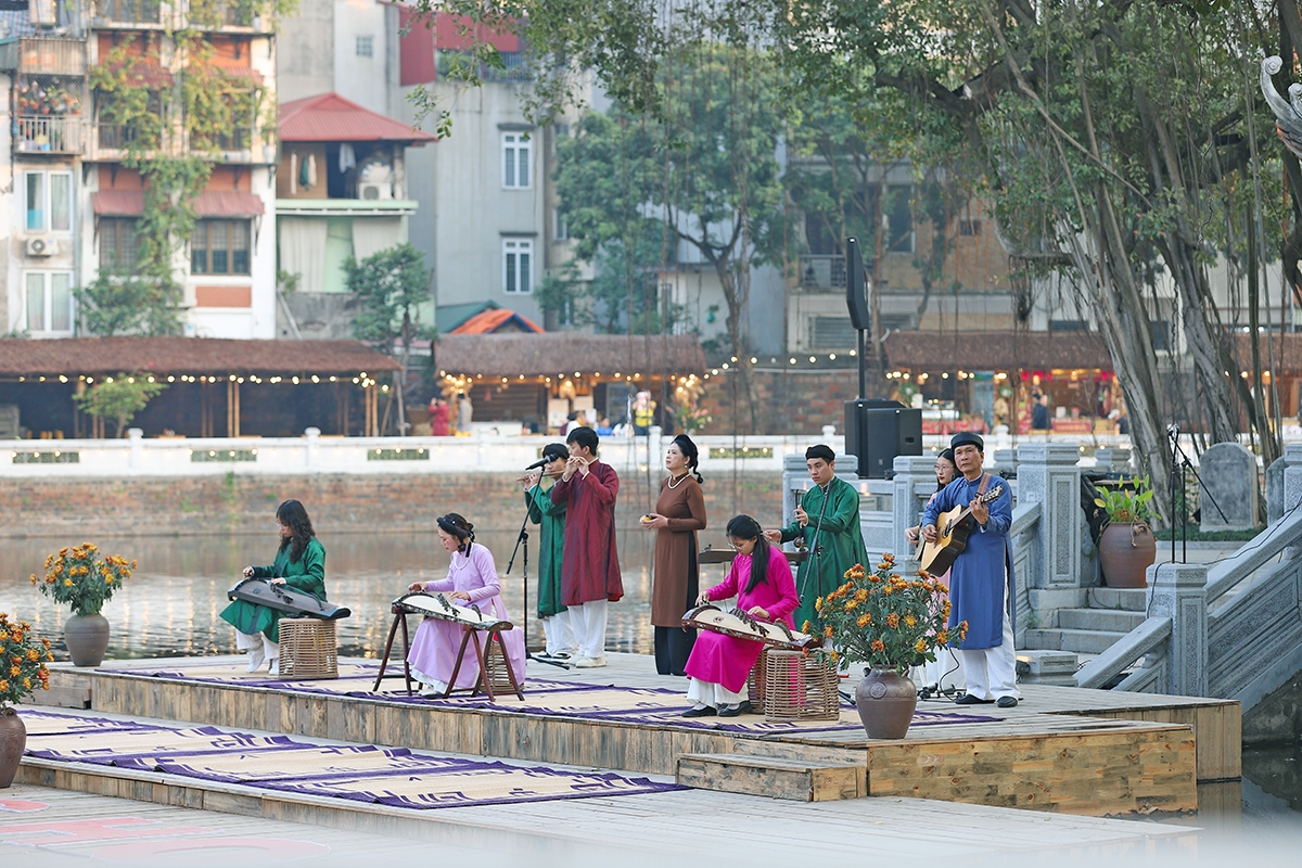 Die Künstler präsentieren Volkslieder im traditionellen Ho-Van-Raum.