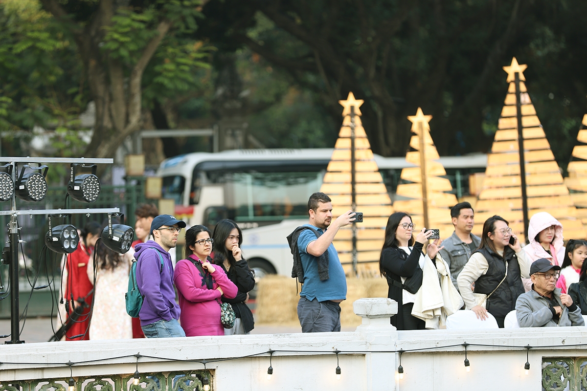 Inmitten der nationalen Gedenkstätte ziehen traditionelle Melodien die Aufmerksamkeit von zahlreichen Stadtbewohnern und internationalen Touristen auf sich. Diese Aktivität trägt nicht nur zum Erhalt und zur Förderung der Werte der traditionellen Kunst, sondern dient auch als Brücke, um die vietnamesische Kultur den internationalen Freunden näherzubringen.
