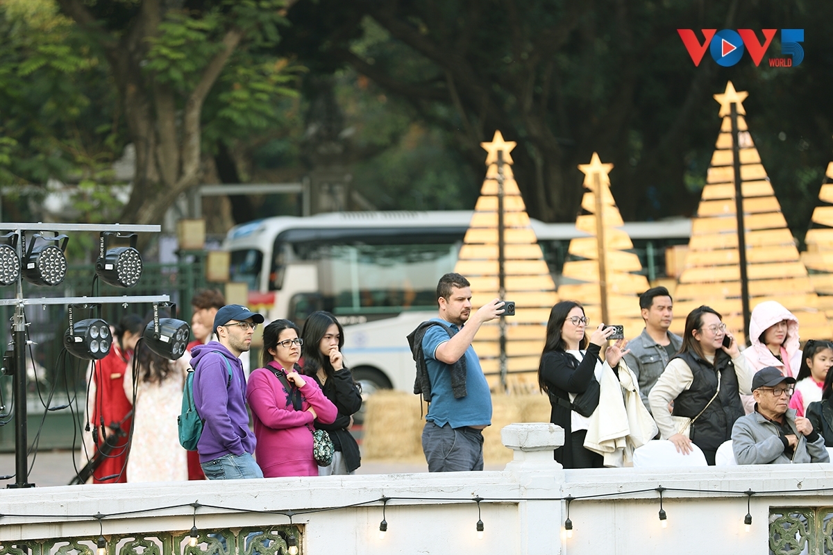 En medio del monumento nacional, las melodías tradicionales atraen la atención de numerosos residentes de la ciudad y turistas internacionales. Esta actividad no solo contribuye a la preservación y promoción del arte tradicional, sino que también sirve como puente para acercar la cultura vietnamita a amigos de todo el mundo.
 