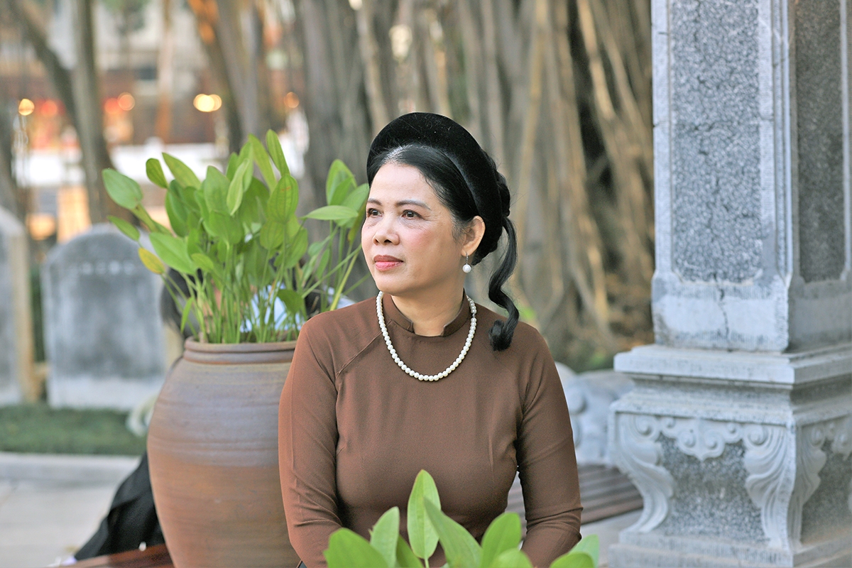 Das traditionelle Kunstprogramm im Ho-Van-Raum ist das Ergebnis der Zusammenarbeit zwischen der Verwaltung der Gedenkstätte des Literaturtempels und dem UNESCO-Zentrum für traditionelle Kunst. Laut der Künstlerin Ta Hanh ist die Aufführung immaterieller Kulturerbestätten auf der Ho-Van-Bühne nicht nur ein Arbeitsplan. Sie stamme ebenfalls aus der Leidenschaft der Kunstschaffenden.