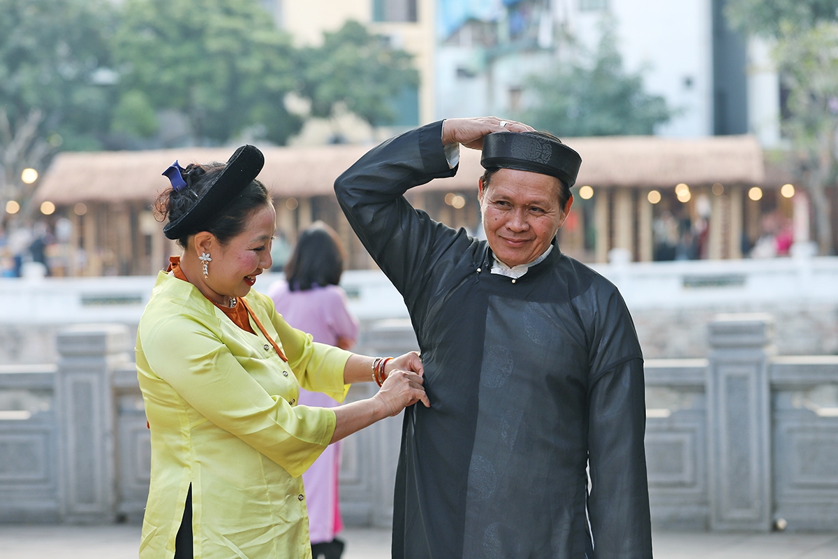 Künstler des UNESCO-Zentrums für traditionelle Kunst bereiten vor der Aufführung ihre Kostüme vor.