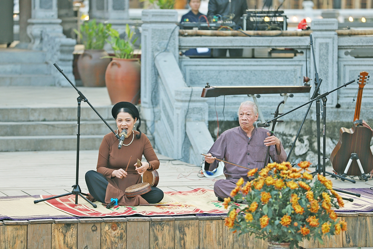 ....und auch erfahrene Künstler wie der Künstler des Volkes Xuan Hoach und die Künstlerin Ta Hanh.