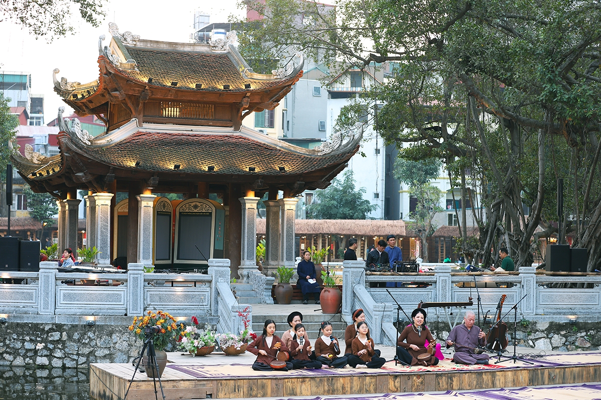 Die Einzigartigkeit der Aufführung liegt darin, dass drei Generationen von Künstlern gemeinsam auf der Bühne stehen.