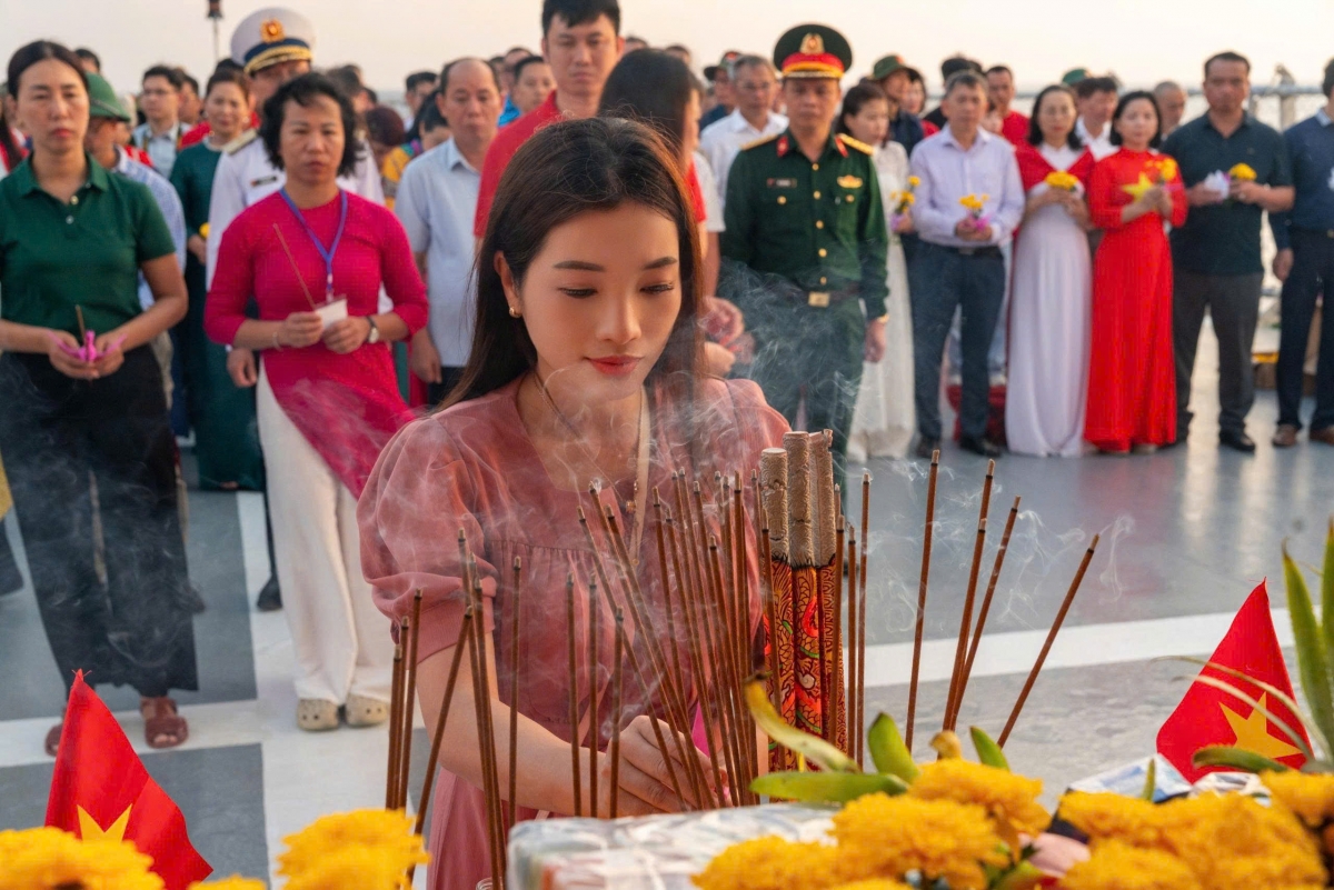 Chị Nguyễn Thị Lệ Hoa thắp nén tâm hương tưởng nhớ các chiến sĩ hi sinh vì hải đảo - trên tàu KN 490 trong chuyến đi quần đảo Trường Sa trong đoàn 60 kiều bào tiêu biểu. Ảnh nvcc
