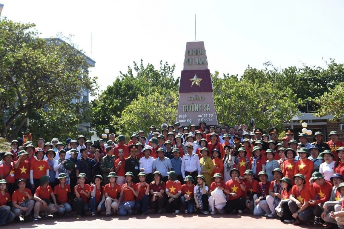 Đoàn kiều bào và chiến sĩ hải đảo trên Đảo Trường Sa. Ảnh nvcc