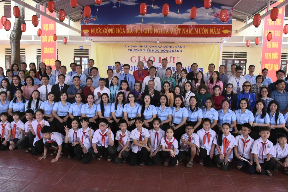 Đoàn kiều bào thăm và tặng quà trường tiểu học Đồng Đăng, Lạng Sơn